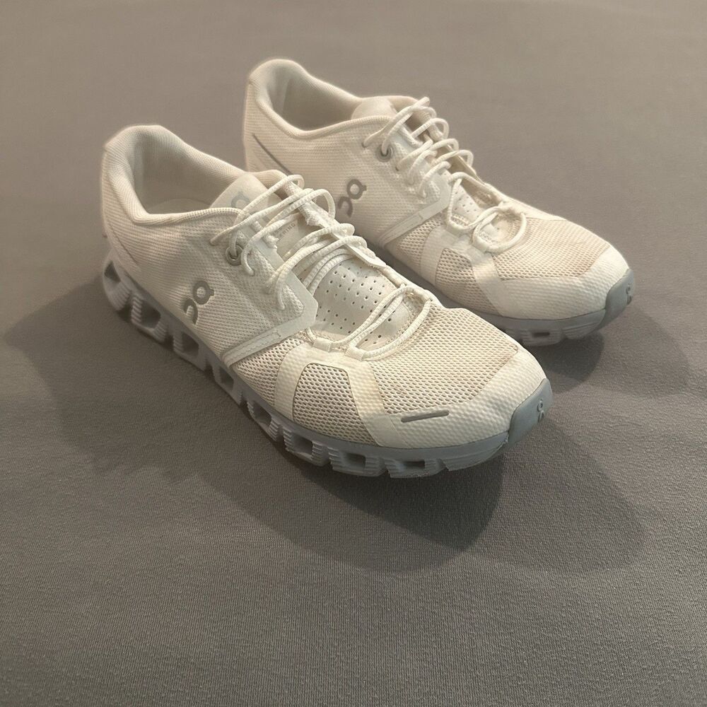 On Cloud 5 Running Shoes Womens 8.5 White Chambray Athletic Trainer Work Gym